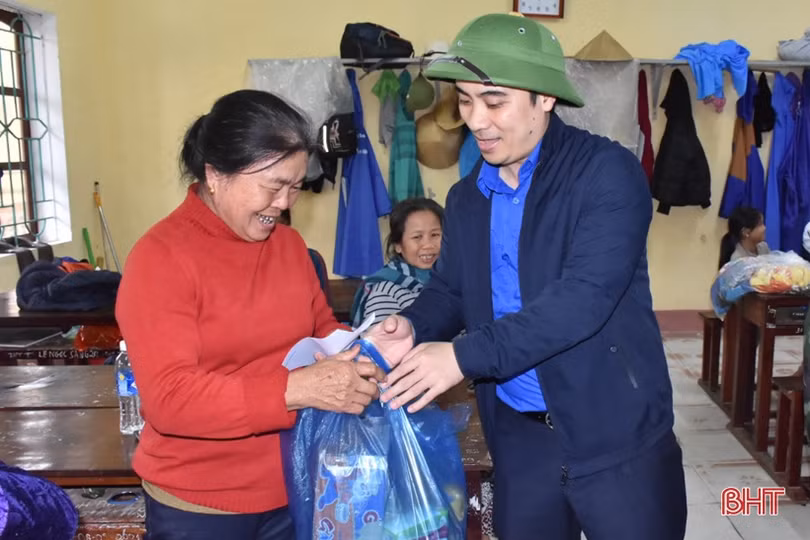 Gia đình nguyên Chủ tịch nước Trương Tấn Sang ủng hộ đồng bào vùng lũ Hà Tĩnh 