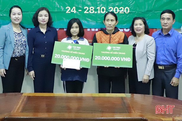 Nguyên Phó Chủ tịch Hội LHPN Việt Nam tặng mái ấm tình thương, hỗ trợ sinh kế cho người dân vùng lũ Hà Tĩnh