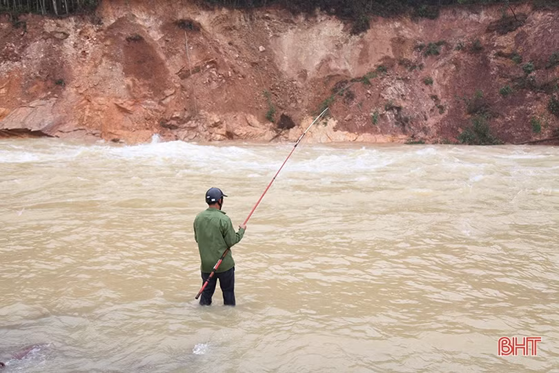 Liều mình bắt cá giữa dòng nước cuồn cuộn khi hồ Kẻ Gỗ xả lũ