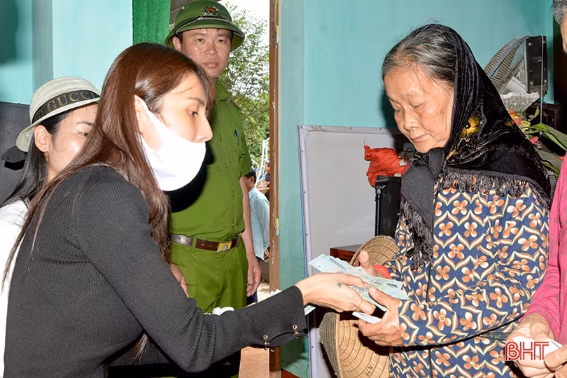 Vợ chồng ca sỹ Thủy Tiên trao quà cho người dân vùng lũ Hà Tĩnh