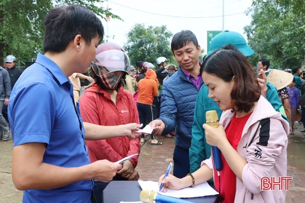 Hơn 17,6 tỷ đồng được ca sỹ Thủy Tiên trao cho người dân Hà Tĩnh