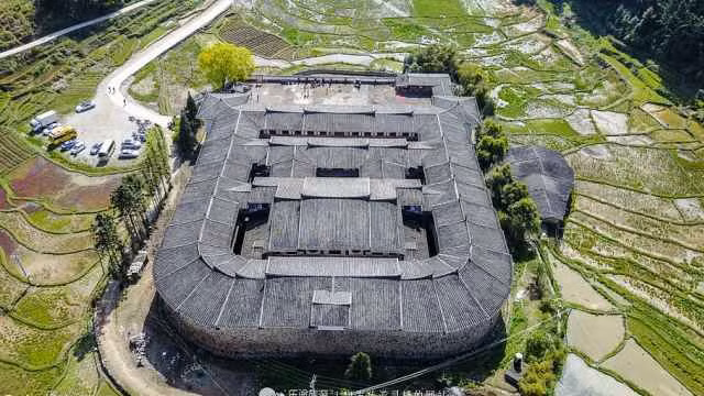 Bí ẩn xung quanh nhà cổ nặng 10.000 tấn nằm “ẩn mình” trong rừng sâu