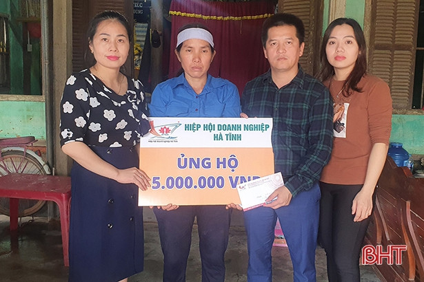 Hiệp hội Doanh nghiệp Hà Tĩnh hỗ trợ bà con vùng lũ hơn 1,8 tỷ đồng