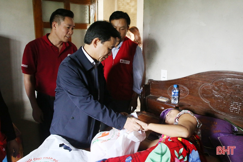 Phó Bí thư Tỉnh ủy Hà Tĩnh thăm hỏi, tặng quà người dân huyện Thạch Hà, Cẩm Xuyên