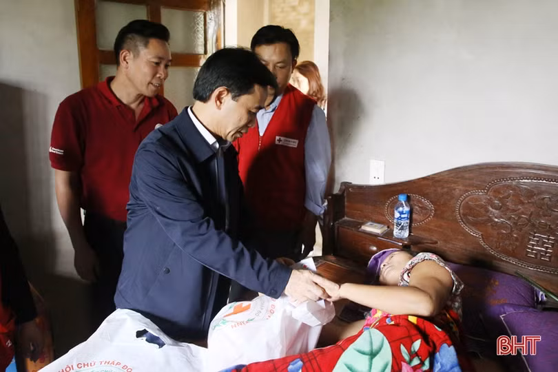 Phó Bí thư Tỉnh ủy Hà Tĩnh thăm hỏi, tặng quà người dân huyện Thạch Hà, Cẩm Xuyên