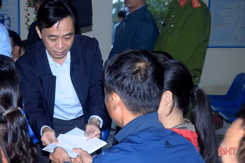 Phó Trưởng ban Dân vận Trung ương thăm hỏi đồng bào vùng lũ Hà Tĩnh