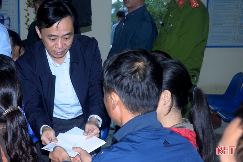 Phó Trưởng ban Dân vận Trung ương thăm hỏi đồng bào vùng lũ Hà Tĩnh