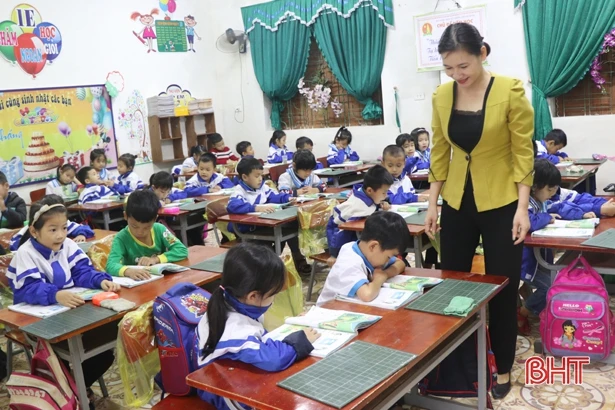 Học sinh vùng ngập nặng ở Hà Tĩnh nhận sách vở mới ngay khi đi học trở lại