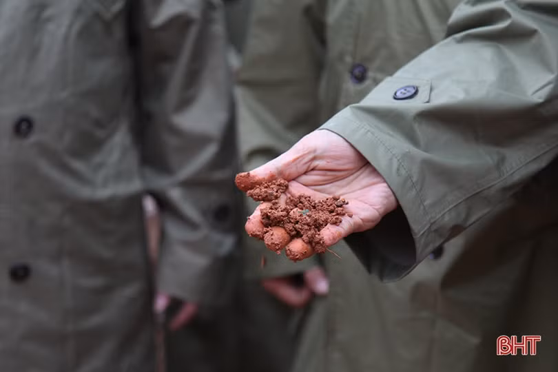 Rà soát hộ dân sống dưới chân núi, sẵn sàng sơ tán khi mưa lớn kéo dài