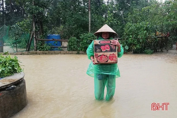 Lo sợ nước ngập sâu, người dân Hà Tĩnh mua thực phẩm dự trữ