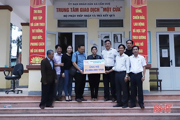 Hiệp hội Doanh nghiệp Hà Tĩnh hỗ trợ bà con vùng lũ hơn 1,8 tỷ đồng