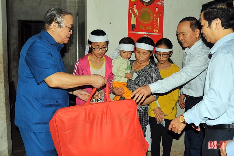 Chủ tịch Hội Nông dân Việt Nam, Đoàn ĐBQH Hà Tĩnh thăm hỏi thân nhân liệt sỹ hy sinh ở Quảng Trị