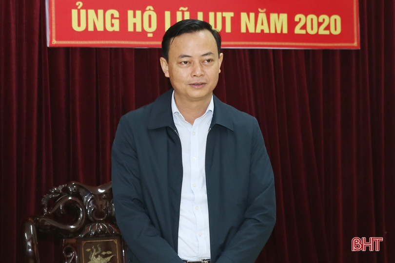 Bộ Tư pháp, các doanh nghiệp chia sẻ khó khăn với bà con vùng lũ Hà Tĩnh