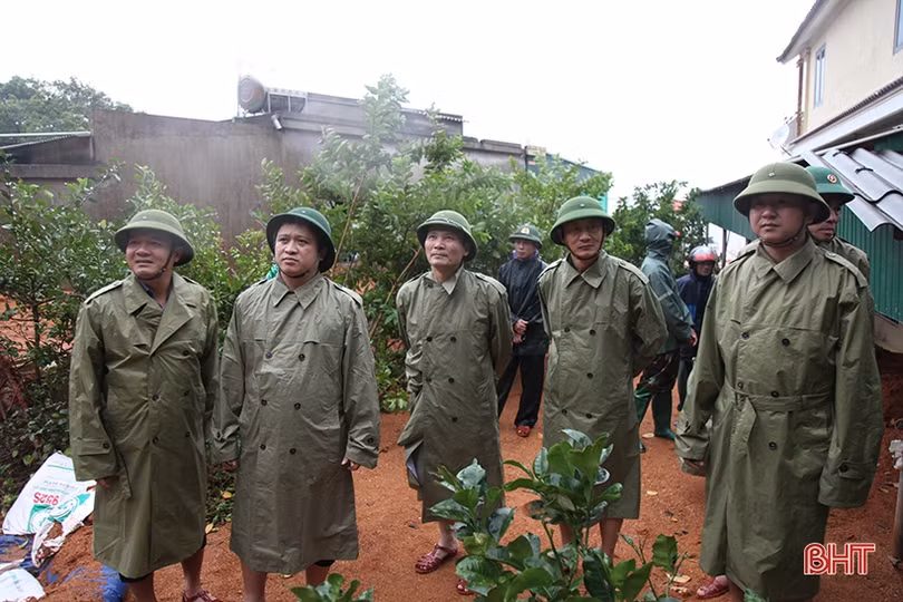 Rà soát hộ dân sống dưới chân núi, sẵn sàng sơ tán khi mưa lớn kéo dài