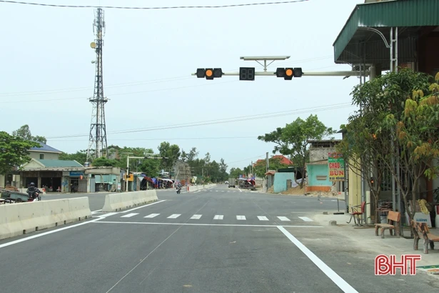 Đèn tín hiệu giao thông “trốn” trong nhà dân ở Nghi Xuân