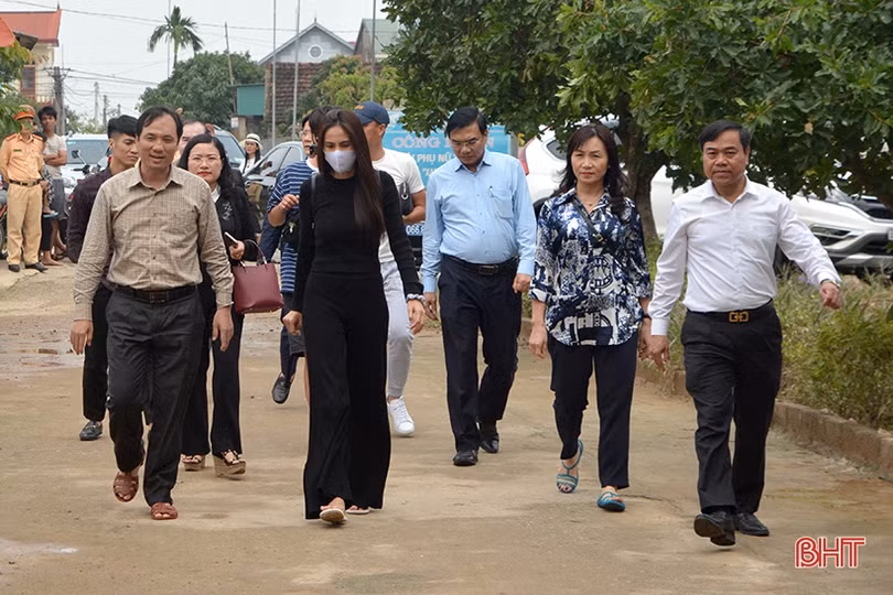 Vợ chồng ca sỹ Thủy Tiên trao quà cho người dân vùng lũ Hà Tĩnh