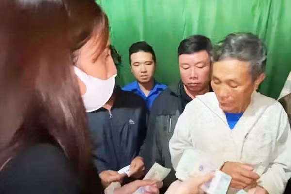 Vợ chồng ca sĩ Thủy Tiên trao hỗ trợ 200 triệu cho hộ chăn nuôi trắng tay sau lũ ở Hà Tĩnh