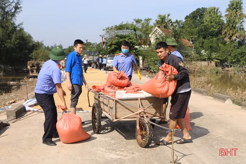 Người dân Hà Tĩnh chung sức, đồng lòng vượt qua lũ dữ