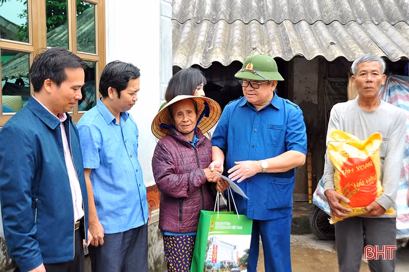 Chủ tịch Hội Nông dân Việt Nam thăm hỏi, trao quà cho người dân vùng lũ Cẩm Xuyên