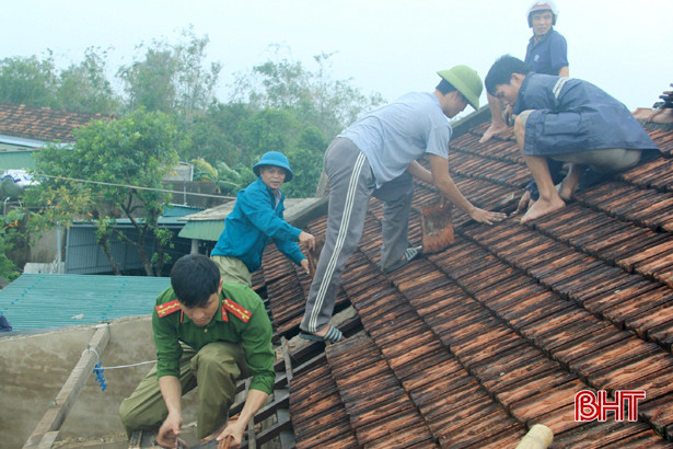 Mưa lớn và lốc xoáy gây sạt lở hàng trăm m<sup>3</sup> đất, tốc mái 9 nhà dân ở Nghi Xuân