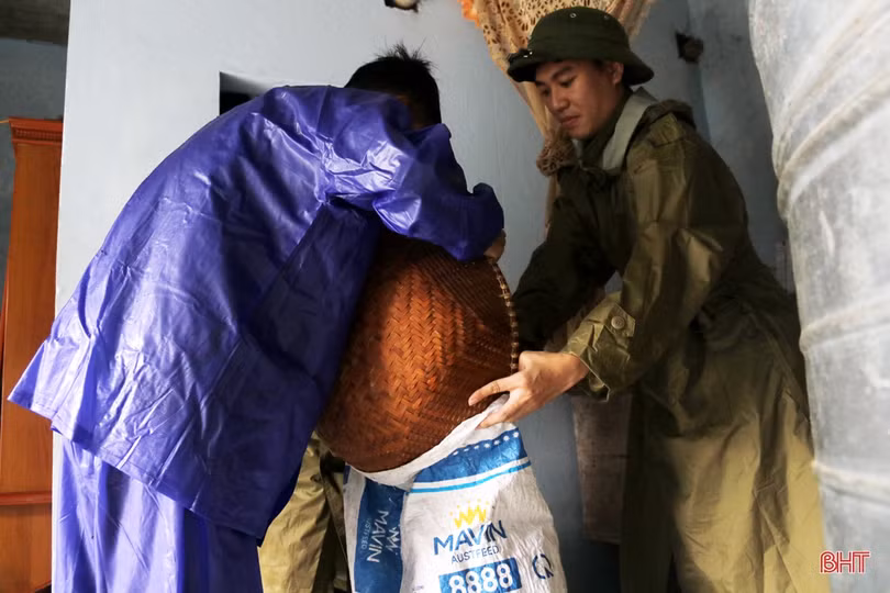 TX Kỳ Anh sơ tán khẩn cấp 583 hộ dân, đảm bảo an toàn trước hoàn lưu bão số 9