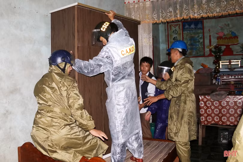 TX Kỳ Anh sơ tán khẩn cấp 583 hộ dân, đảm bảo an toàn trước hoàn lưu bão số 9