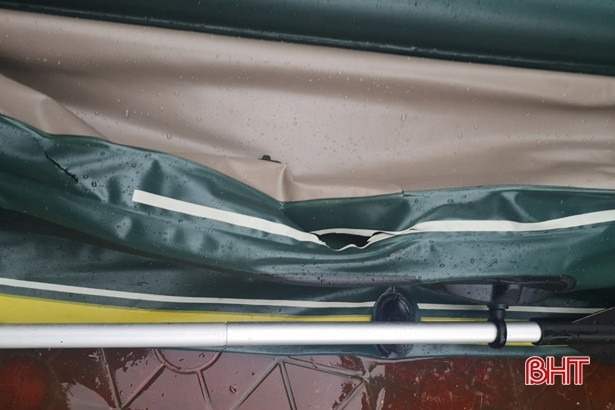 Tạm giữ đối tượng chém thủng thuyền của lực lượng cứu hộ ở Cẩm Xuyên