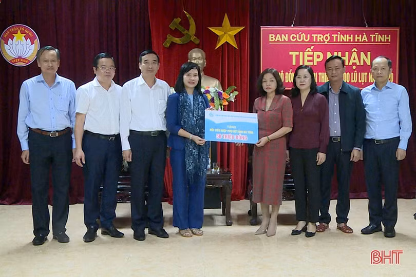 Gia đình nguyên Chủ tịch nước Trương Tấn Sang ủng hộ đồng bào vùng lũ Hà Tĩnh 