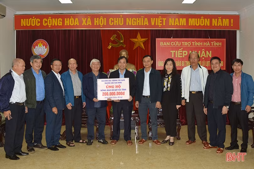 Gia đình nguyên Chủ tịch nước Trương Tấn Sang ủng hộ đồng bào vùng lũ Hà Tĩnh 