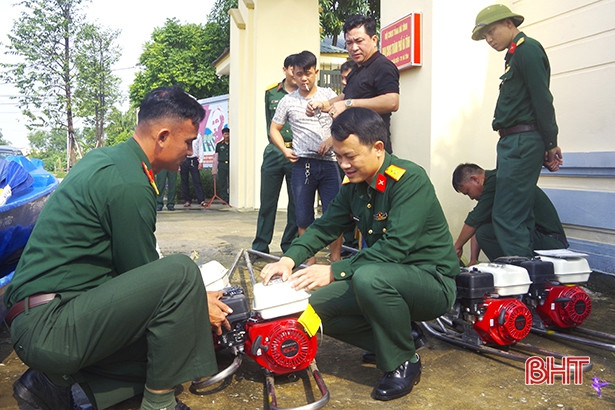 Nhiều phần quà thiết thực dành tặng các địa phương vùng lũ Hà Tĩnh