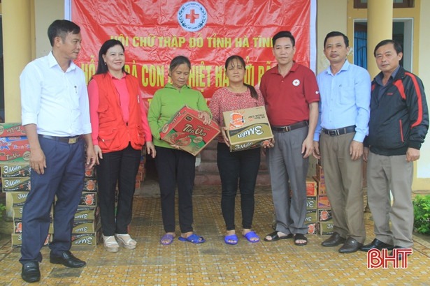 Nhiều phần quà đến với bà con bị thiệt hại do mưa lũ ở Nghi Xuân