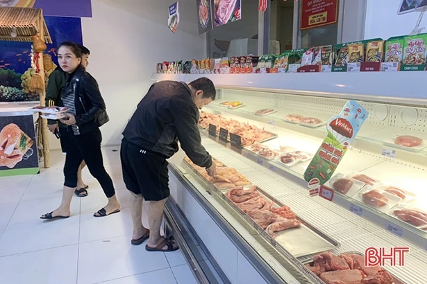 Lo sợ nước ngập sâu, người dân Hà Tĩnh mua thực phẩm dự trữ