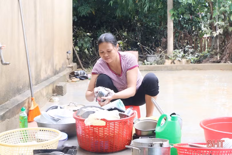 Người dân Hà Tĩnh chung sức, đồng lòng vượt qua lũ dữ