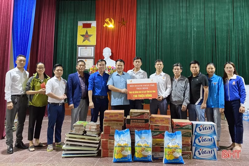 Gia đình nguyên Chủ tịch nước Trương Tấn Sang ủng hộ đồng bào vùng lũ Hà Tĩnh 