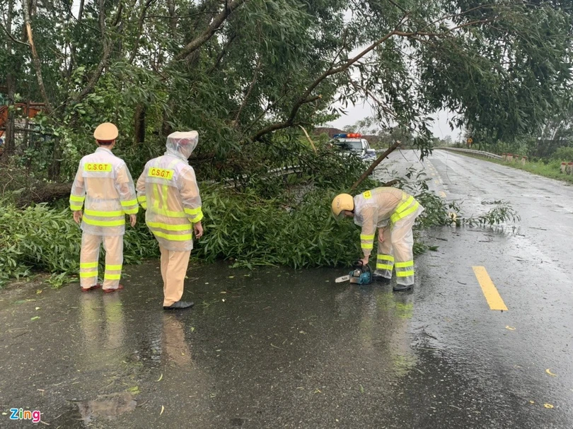 Bão số 9 tàn phá các tỉnh miền Trung