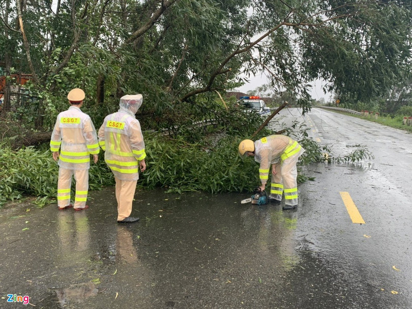 Bão số 9 tàn phá các tỉnh miền Trung