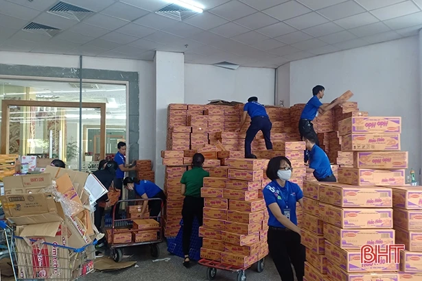 Lo sợ nước ngập sâu, người dân Hà Tĩnh mua thực phẩm dự trữ