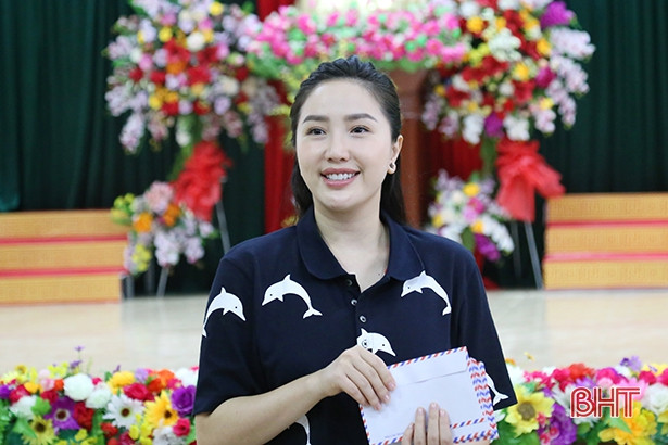 Ca sỹ Bảo Thy và các tổ chức thiện nguyện trao quà cho người dân Hà Tĩnh