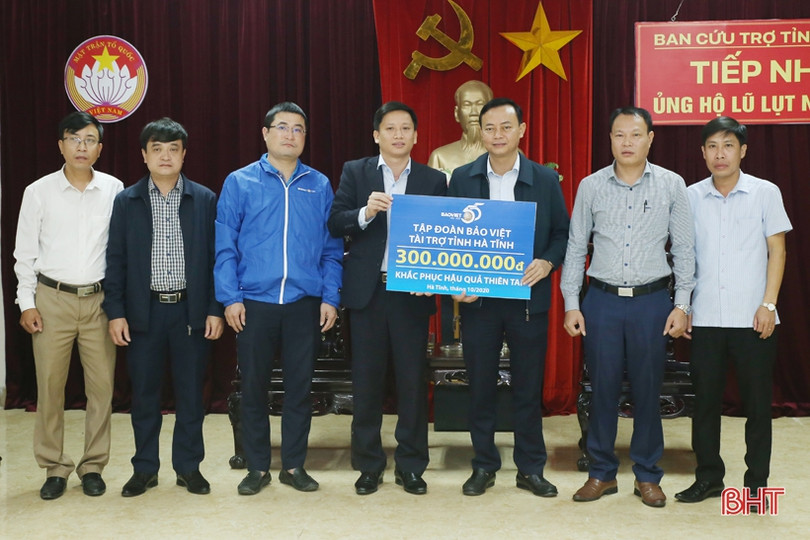 Ban Tổ chức Giải xe đạp VTV Cup, các doanh nghiệp trao hỗ trợ đồng bào vùng lũ Hà Tĩnh