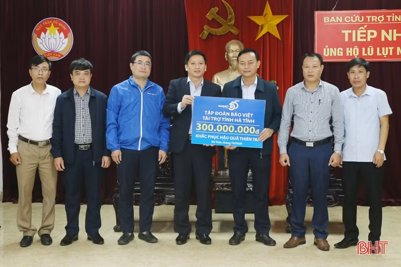 Ban Tổ chức Giải xe đạp VTV Cup, các doanh nghiệp trao hỗ trợ đồng bào vùng lũ Hà Tĩnh