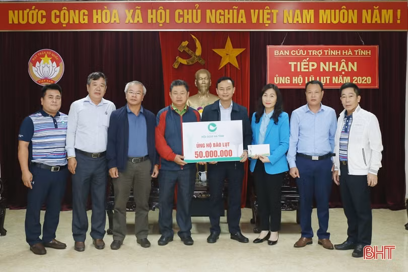 1.105 tổ chức, cá nhân ủng hộ đồng bào vùng lũ Hà Tĩnh hơn 74 tỷ đồng