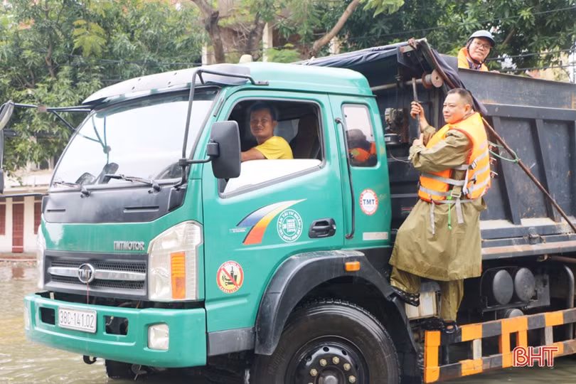 “Người vận chuyển miễn phí” giữa mùa lũ dữ ở Hà Tĩnh