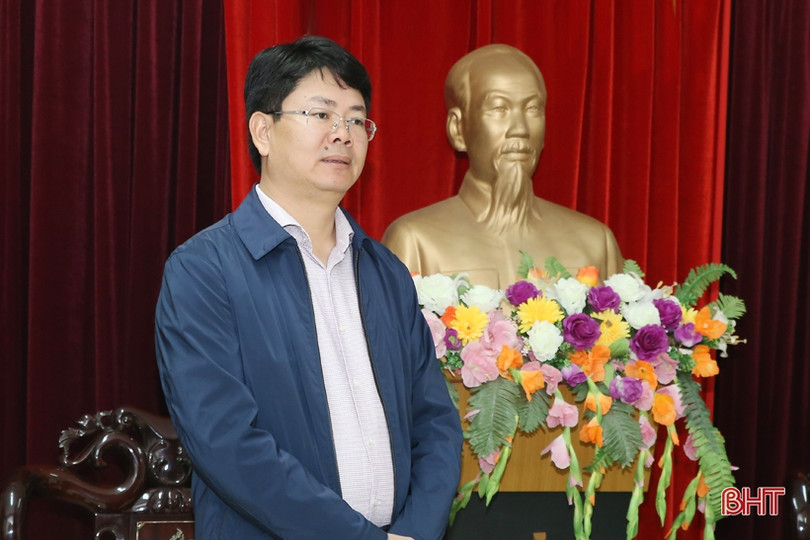 Bộ Tư pháp, các doanh nghiệp chia sẻ khó khăn với bà con vùng lũ Hà Tĩnh