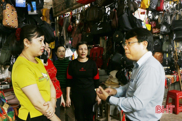 Chủ động bảo vệ hàng hóa ở chợ, ao nuôi thủy sản trước dự báo mưa lớn