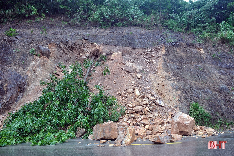 Toàn cảnh sạt lở đất khiến Quốc lộ 15A đoạn qua Hương Khê tê liệt