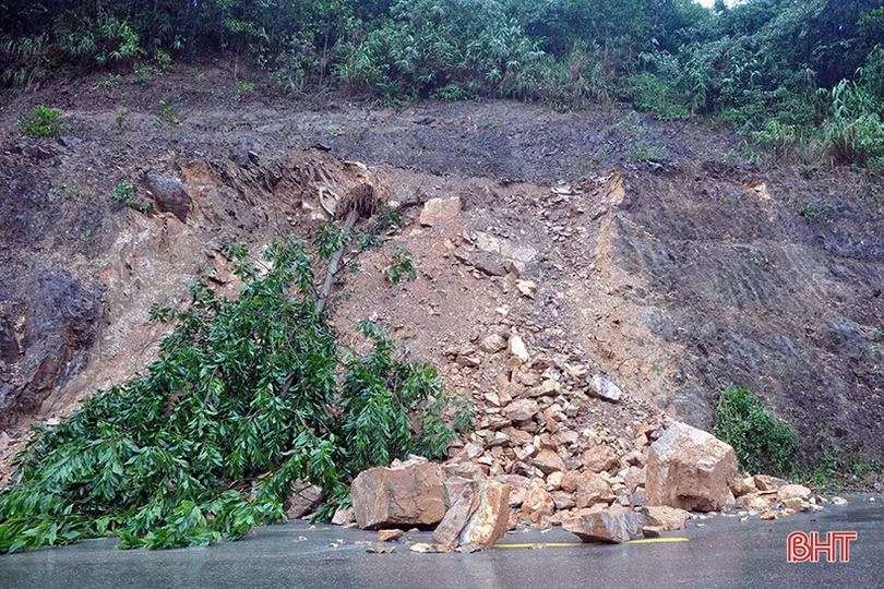 Toàn cảnh sạt lở đất khiến Quốc lộ 15A đoạn qua Hương Khê tê liệt