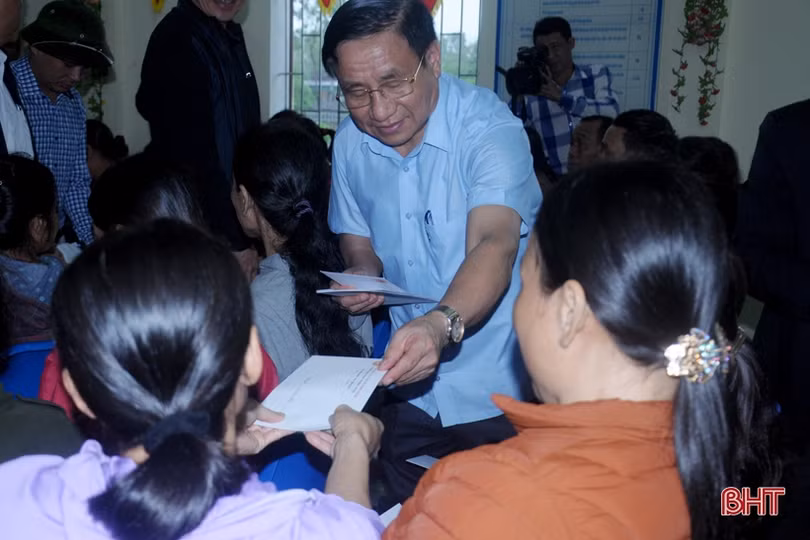 Phó Trưởng ban Dân vận Trung ương thăm hỏi đồng bào vùng lũ Hà Tĩnh