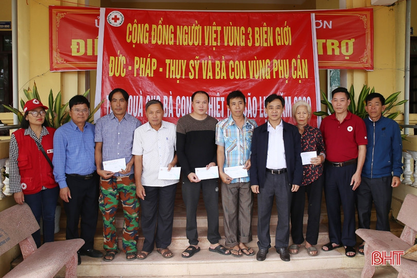 Phó Bí thư Tỉnh ủy Hà Tĩnh thăm hỏi, tặng quà người dân huyện Thạch Hà, Cẩm Xuyên