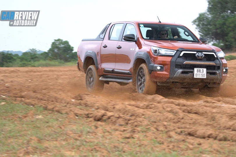 Toyota Hilux 2020: Cá tính hơn, tiện nghi hơn, thách thức Ford Ranger
