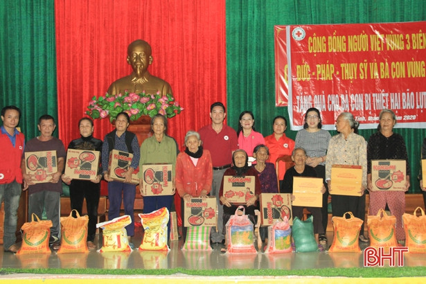 Nhiều phần quà đến với bà con bị thiệt hại do mưa lũ ở Nghi Xuân